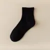 Calcetines blancos y negros para hombres y mujeres, calcetines de media pantorrilla para primavera y otoño, calcetines de algodón transpirables de color liso, calcetines deportivos para parejas, calcetines cortos de verano al por mayor
