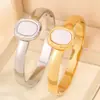 Pulseira de Titânio com Design Aberto Curvo Simples para Casal Transfronteiriço, Pulseira de Aço Inoxidável Moderna, Elegante e Versátil