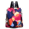 Comercio exterior mochila de moda popular femenina 2024 moda coreana todo partido tela Oxford mochila antirrobo bolsa femenina con colgante