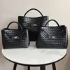 Bolsa Tote Tecida de Couro Genuíno Estilo 2025 para Mulheres, Bolsa de Mão e Bolsa Transversal Versátil de Grande Capacidade, Retro Europeu e Americano Estilo Chanel