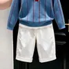 Suéter de punto estilo coreano para niños, nuevo de verano 2026, con cuello polo a rayas azules y pantalones casuales blancos de pierna ancha para niños
