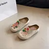 Nova coleção Primavera/Outono 2026: Sandálias Birkenstock femininas com tema de boneca, com detalhes de renda e laço, estilosas e confortáveis, apresentando uma sola macia e design antiderrapante