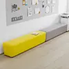 Conjunto de sofá longo simples e moderno com bancos para trocar de sapato para recepção, áreas de lazer e descanso em salões de beleza e escritórios de vendas onde os pais esperam.
