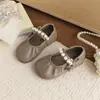 Sapatos de Couro Estilo Coreano para Crianças 2026 Primavera/Outono Novos Sapatos de Princesa com Pérolas de Solado Macio Sapatos Individuais Mary Jane Retrô