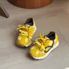 Zapatos para niñas 2026 primavera y otoño nuevos zapatos deportivos para niños antideslizantes de suela blanda zapatos de entrenamiento alemanes transpirables para niños zapatos Forrest Gump
