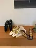 []Elegantes zapatos de tacón bajo que aumentan la altura interior, colección otoño 2026, nuevo diseño de retazos, zapatos Mary Jane de una sola tira con punta cuadrada