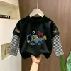 Camiseta infantil de manga comprida, novo estilo 2026, camiseta para meninos, algodão puro, estilosa, pode ser usada como camada externa, blusa falsa de duas peças