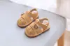 Sandalias para Bebé y Niño Pequeño con Suelas Suaves y Cómodas, Nuevo Estilo de Verano para Niños y Niñas, Cerradas en la Punta Anti-pateaduras Suela Suave Cinta Mágica Zapatos que Chirrían Modernos
