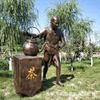 Escultura de figura de cobre de imitación de fibra de vidrio, boceto de una persona bebiendo té, escultura de té, adornos decorativos, escultura comercial de calle cuadrada.