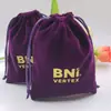 Fornecidas diretamente pelo fabricante, bolsas de veludo com cordão para power banks de celular, fones de ouvido, acessórios e joias podem ser impressas com logotipos