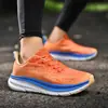 Zapatillas de pareja de moda, zapatillas de correr acolchadas, zapatillas de correr para hombre de malla flyknit con suelas blandas, zapatillas Jinjiang para mujer, en stock