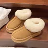 Botas de nieve de piel de una sola pieza para mujer, invierno, con felpa extra, más gruesas, novedad 2025, de un paso, peludas, suela gruesa, zapatos de algodón grandes del noreste