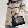 Bolsa de mão popular transfronteiriça para mulheres, nicho, sensação de alta qualidade, bolsa tote popular europeia e americana, grande capacidade, para o trabalho, versátil, bolsa de ombro único