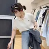 Top feminino fino de tricô com gola polo branca e mangas curtas, novo verão 2025, único e super estiloso, top curto