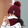 Gorro de punto de invierno para mujer, con bola de pelo y forro polar, protección para las orejas, conjunto cálido de dos piezas, gorro, bufanda, etiqueta con letras, gorro de lana de punto