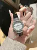 Reloj para Mujer Modelo Nuevo Transfronterizo con Cristal de Espejo Cortado Incrustado de Diamantes, Esfera de Nácar, Al por Mayor