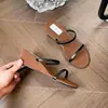 Sandalias de cuña de tiras finas estilo francés para mujer, nuevo modelo de verano 2026, elegantes sandalias plateadas de suela gruesa estilo hada que aumentan la altura.