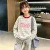 Camiseta a rayas elegante de manga larga para niñas, nueva moda de primavera y otoño, camiseta básica de cuello redondo estilo coreano para niños mayores