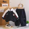Traje para Niños Ropa de Otoño 2026 Nuevo Elegante Conjunto de Dos Piezas con Media Cremallera y Mangas Largas para Bebés y Niños Pequeños Atractivo Bebé Moderno