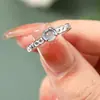 Anillo de Zirconia con Uvas Geométricas Plateadas, Lujo Ligero, Sensación de Alta Gama, Diseño de Nicho, Adecuado para Uso Diario, Compacto, Venta Directa del Fabricante