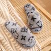 2024 Novo Chinelo Peludo de Cor Sólida com Bico Aberto para Casa Imitação de Pele de Coelho Amigável à Pele Antiderrapante Silencioso Quatro Estações Chinelos Femininos