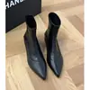 Primer encuentro: Botines versátiles, elegantes y que estilizan la figura para mujer, con un estilo retro británico, diseño cómodo en la punta y perfectos para figuras petite.