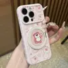 El soporte Winnie the Pooh Oso de Fresa es adecuado para Apple 17 Pro Max, iPhone 18 y funda suave Huawei con ventana en forma de corazón