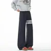 Nova coleção de outono: calça de moletom masculina com textura de tricô e estampa de escamas de dragão, com três listras, cós elástico, cordão, corte solto e design de perna reta para uso casual