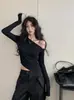 Foto real de uma garota pura e sexy, estilo hot, camiseta preta assimétrica de manga longa ombro a ombro, modelagem justa, que valoriza a silhueta, top de um ombro 25270