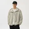 Chaqueta con capucha holgada a prueba de tres elementos para hombre 2026, nuevo estilo de montaña de verano para exteriores con protección solar y bolsillos grandes