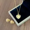 Elegante conjunto de collar y pendientes de corazón totalmente de diamantes, cadena para la clavícula de acero de titanio moderna y versátil, joyería de alta calidad de moda al por mayor