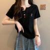 Camiseta Feminina de Algodão com Costela, Manga Curta e Decote V, Estilosa e de Alta Qualidade, Modelo com Ombro Normal, Emagrecimento e Valoriza o Corpo, Roupa Versátil de Verão para Mulheres