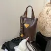 2024 Moda Casual de Alto Valor Versátil Famosa en Internet Popular Portátil Retro Nueva Bolso Cubo Hombro Cruzado