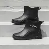 Botas de chuva curtas da moda masculinas antiderrapantes à prova d'água sapatos de borracha para cozinha piso de lavagem de carro resistentes ao desgaste botas d'água forradas com lã quentes