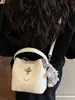 Bolso tipo cubo nuevo para principios de otoño de 2026, bolso cruzado de hombro elegante de color liso, único y a la moda, bolso de mano de alto valor estético
