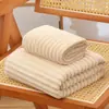 Toallas de coralina transfronterizas, adecuadas para uso doméstico, absorbentes, sin pelusa, suaves y disponibles en diseños de rayas de colores dulces.; un juego de toallas de baño