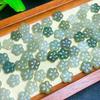 Jade Hetian Natural Flor Cinco Pétalos Flor de Melocotón Ciruela Talla DIY Accesorios para Collar de Mano Verde Agua Soleado Lote de Identificación de Soporte