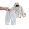Estilo Coreano Niños Moda Primavera/Otoño 2026 Suéter de Punto con Dibujos Letras Bloques de Color Cuello Redondo Pantalones Casuales Blancos para Niños
