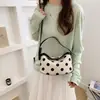 Bolso de axila con lunares blancos lechosos en forma de media luna estilo coreano, con correa de hombro ancha desmontable y ribete de cuero de color contrastante, bolso de hombro casual de nicho