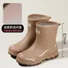 Botas de chuva femininas estilosas, resistentes ao desgaste, antiderrapantes, de cano médio, novas botas de chuva impermeáveis para uso externo, com fleece adicionado, sapatos de água para adultos, sapatos de borracha para trabalho