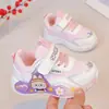 Zapatillas para niñas 2026 primavera y otoño nuevo moda dibujos animados casuales suela suave antideslizante versátiles zapatos para niños pequeños papá zapatos modernos