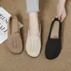 Sapatos de Tecido Old Beijing Respiráveis de Malha Macia com Solado Macio para Primavera e Verão, com Design Vazado, Sapatos de Solado Plano para Mães de Meia-Idade e Idosas, Tamancos