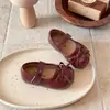 Sapatos de couro plissados estilo Chanel, nova versão coreana para meninas, primavera e outono de 2026, sapatos de princesa com laço e solas macias