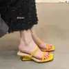 Sandálias Vermelhas de Salto Plataforma Sapatos de Fada Roupa Externa 2025 Verão Estilo Francês com Saia Sandálias Romanas Amarelas