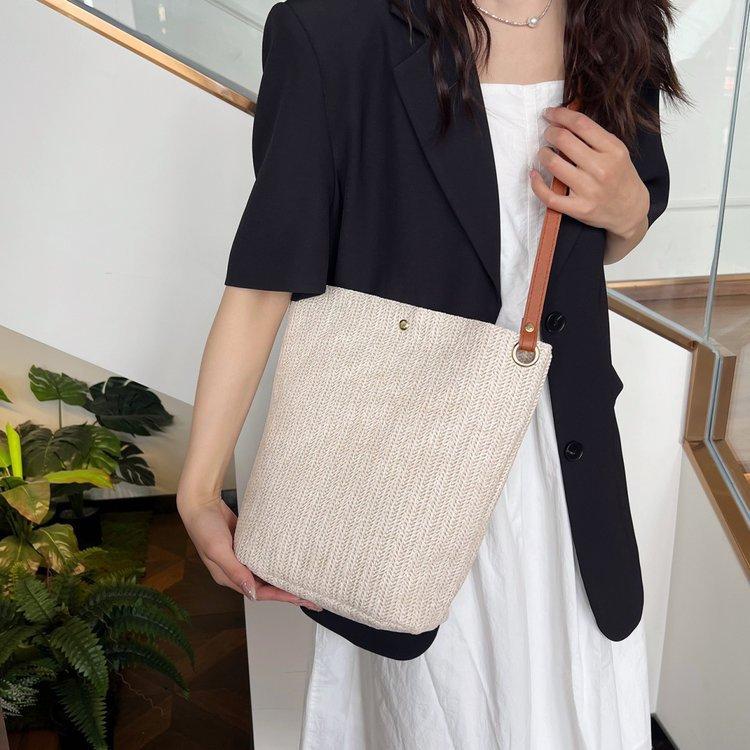 编织包女包新款潮2024夏草编简约百搭小清新水桶包个性单肩斜