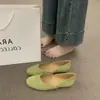 Zapatos planos de ante slip-on de punta redonda versátiles estilo coreano, brisa suave de la tarde, cómodos para los pies, bailarinas rojas para mujer