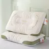 2026 Novo Modelo Almofada de Massagem Bordada em Inglês para Uso Doméstico, Travesseiro com Núcleo de Suporte para Coluna Cervical 3D para Dormir de Lado para Adultos