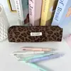 Bolsa de Lápices Retro de Pana con Estampado de Leopardo Gran Capacidad Estudiante Clase Bolsa Portátil para Guardar Papelería Bolso de Mano Cuadrado de Lona