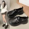 Mocassins femininos 2026 de sola grossa, com salto plataforma grosso para aumentar a altura, estilo JK, outono, com velcro, estilo britânico, sapatos pequenos de couro, preto, marrom, não