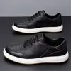 Comércio Exterior Atacado Nova Coleção Primavera e Outono Sapatos de Couro, Sapatos de Couro Vazados Casuais Respiráveis Perfurados, Sapatos Brancos Versáteis da Moda Masculina